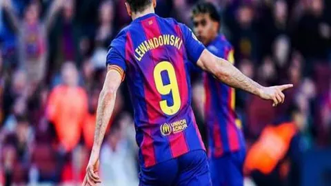 詹姆斯强行突破，急停后仰暴扣得分